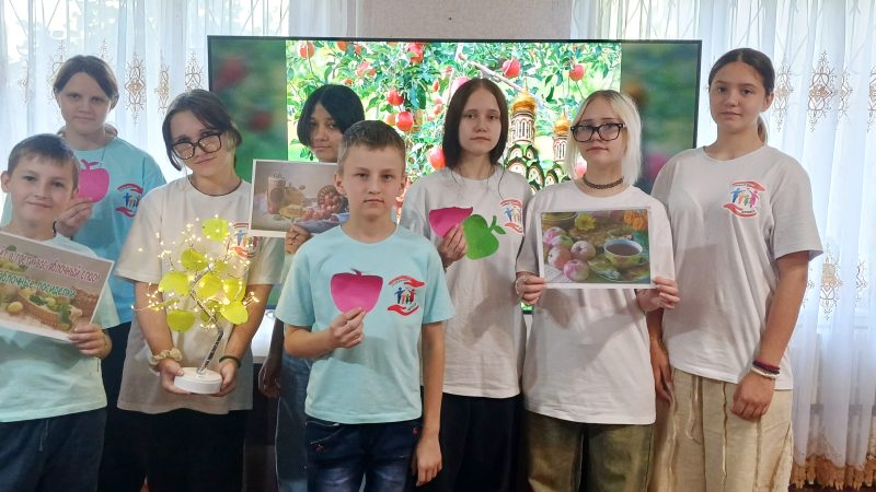 Яблочные посиделки «Ждёт в гости вас Яблочный Спас»
