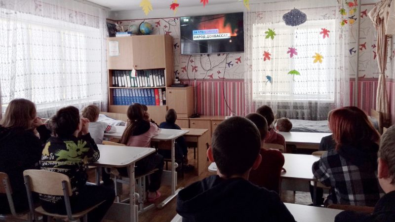 Патриотический час «Три цвета Родины»