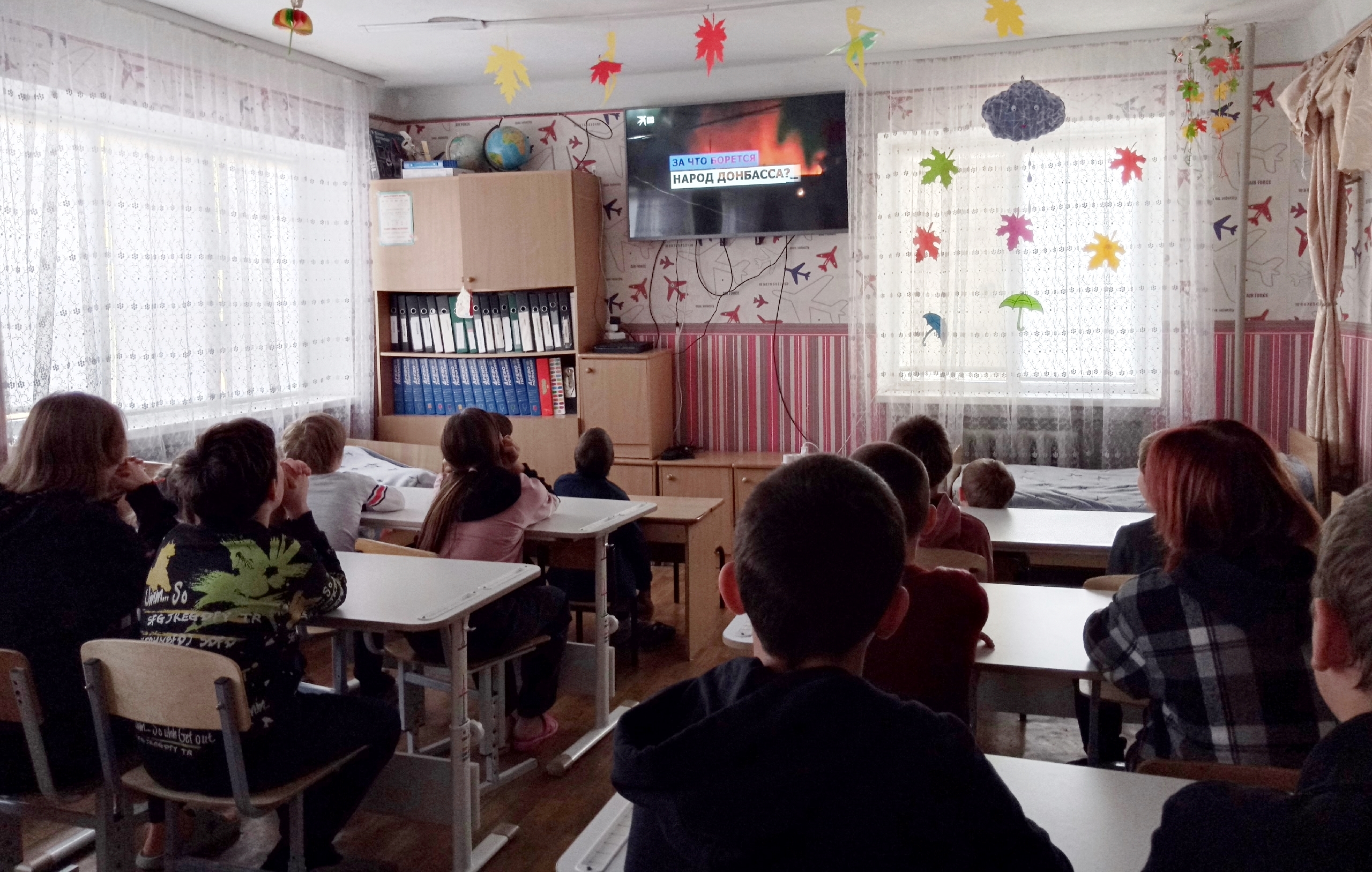 Патриотический час «Три цвета Родины»