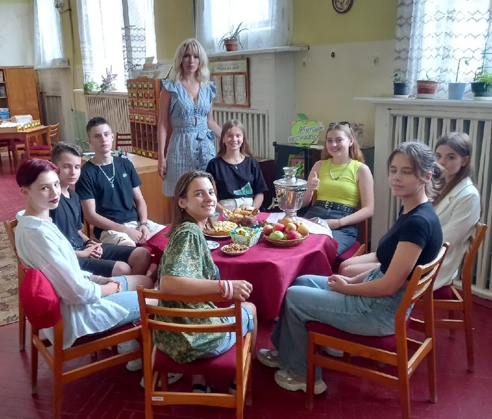 Яблочные посиделки «Яблоком упало лето знойное»