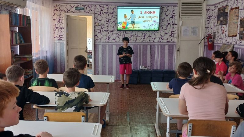 Развлекательная программа «Пусть вечно детство звонкое смеется»