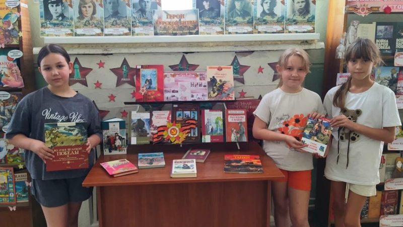 Обзор у выставки-портрета «Герои Курской битвы»