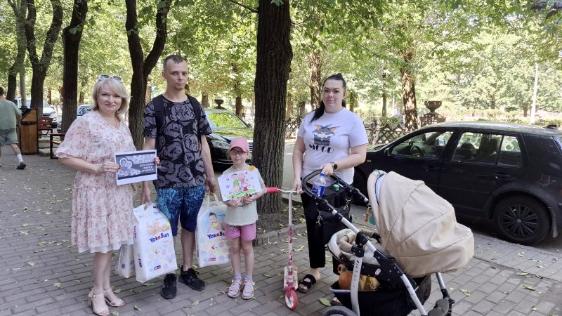 Уличная акция «Живет в веках любовь и верность»