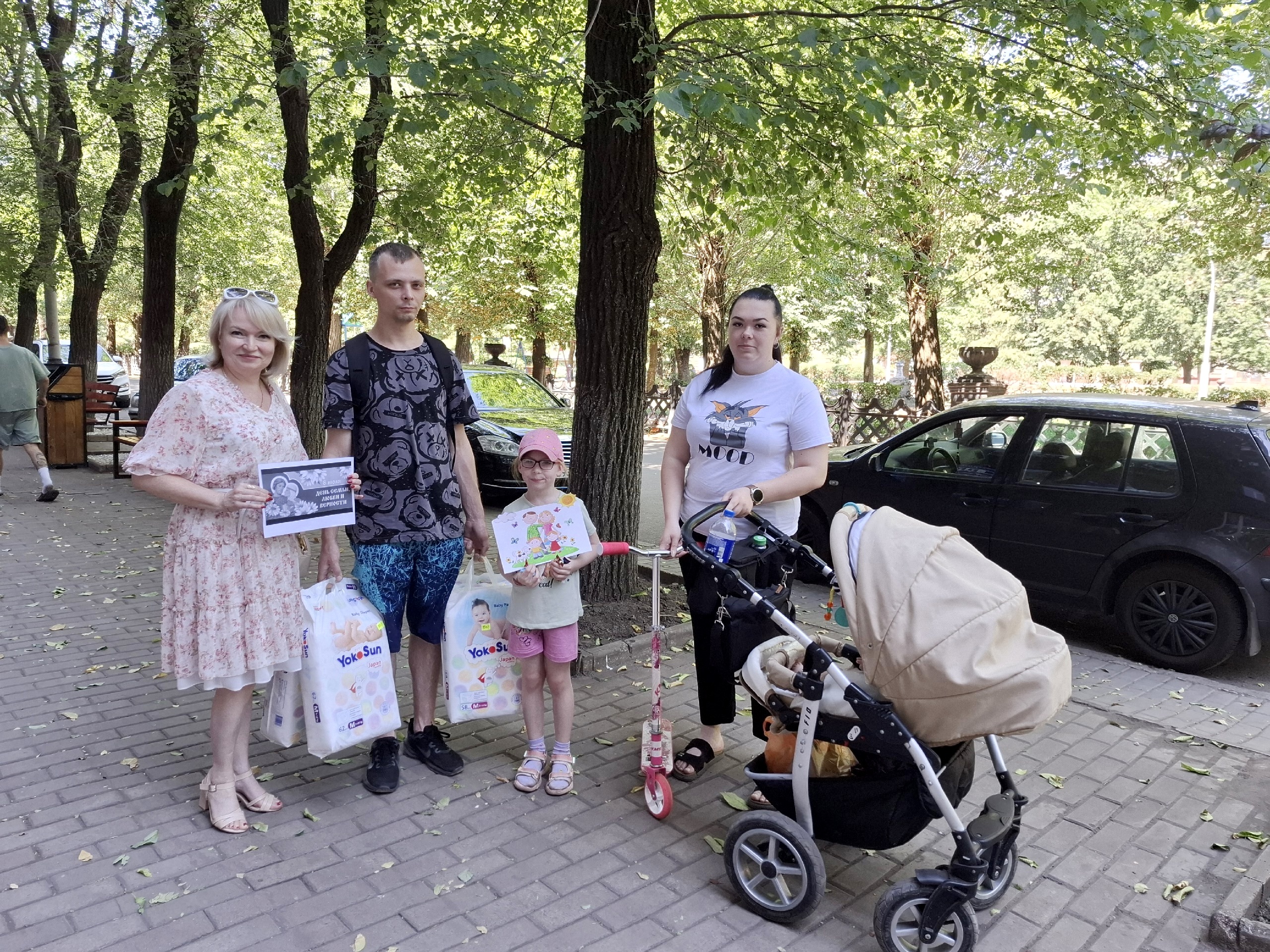 Уличная акция «Живет в веках любовь и верность»