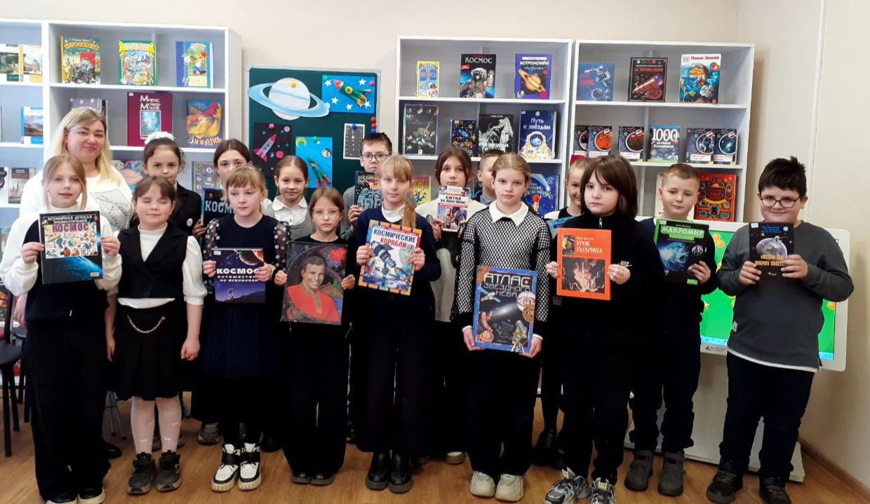 Познавательный час «Старт с Земли открыл нам путь»