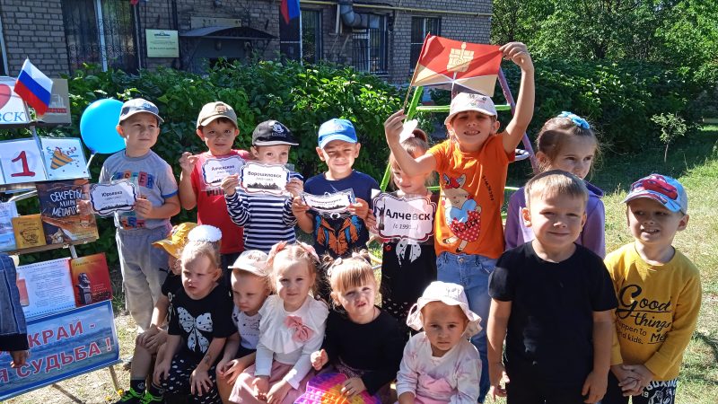 Праздничная программа «Мы в этом городе живём, и он растёт, и мы растём»