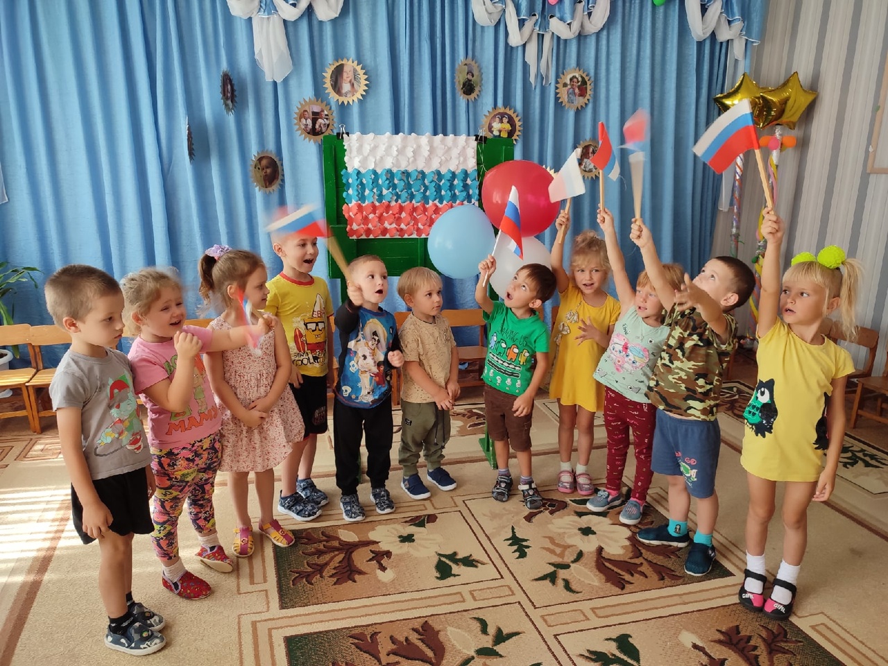 Развлекательно-познавательная программа «Белый, синий, красный цвет – символ славы и побед»